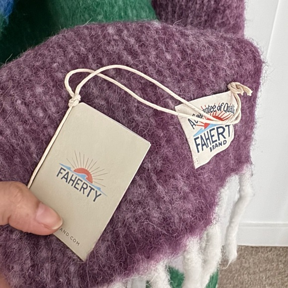 Brand new Faherty Pure wool striped muffler with fringe - Picture 5 of 5